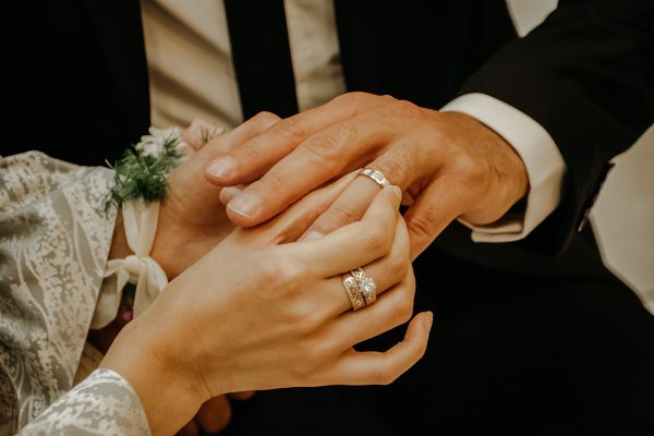 Karikagyűrű kisokos: így válaszd ki a házasságod tökéletes szimbólumát!